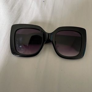 Women’s Gucci shades GG0083s